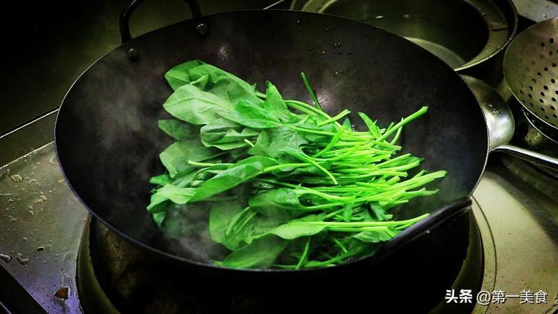 菠菜鸡蛋饼怎么做好吃，菠菜鸡蛋馅饼的做法窍门