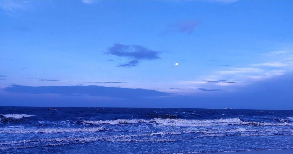 想去海边旅游哪里好国内，适合七八月份旅游的海边