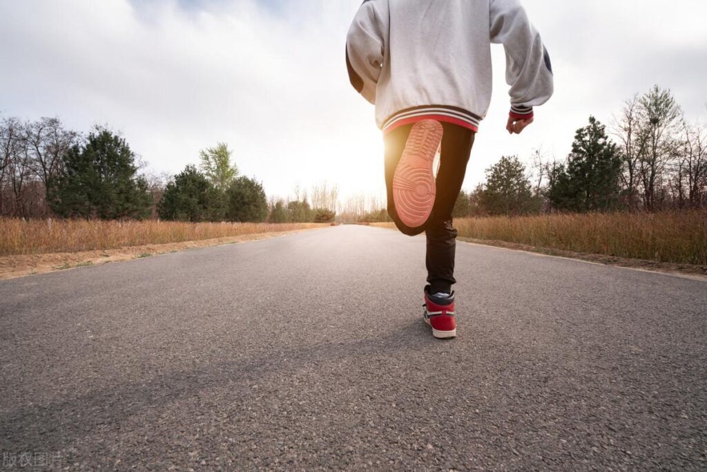 如何锻炼跑步能力，提高跑步速度的训练方法