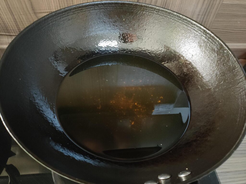 铁锅和不粘锅哪个炒菜好吃，铁锅跟不粘锅区别在哪里