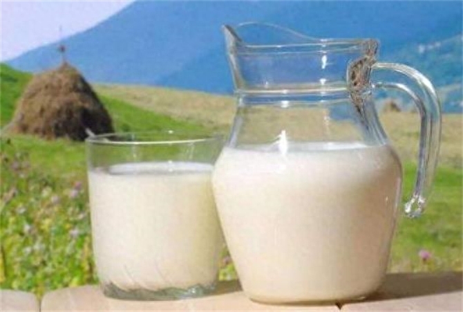 全脂牛奶和脱脂牛奶哪个好，全脂牛奶和脱脂牛奶有啥区别