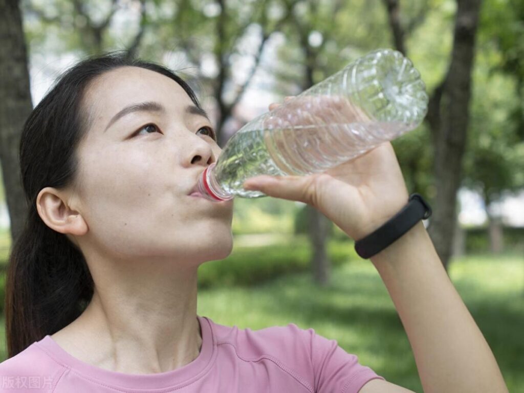 两升水是多少斤，正常人一天喝几斤水合适