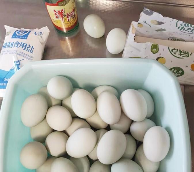 怎样腌制流油咸鸭蛋，腌制咸鸭蛋的方法红得流油