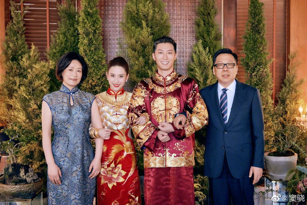 窦骁比何超莲大几岁，窦骁家里是干什么的