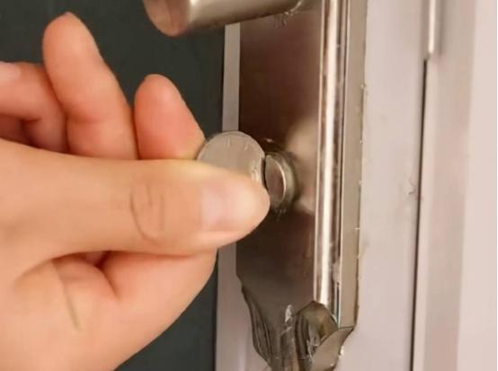 门被反锁怎么打开，房门反锁了开锁小窍门