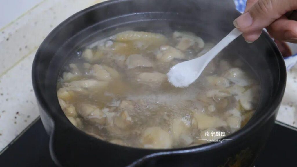 炖鸡汤要不要炒，家常炖鸡汤的简单方法
