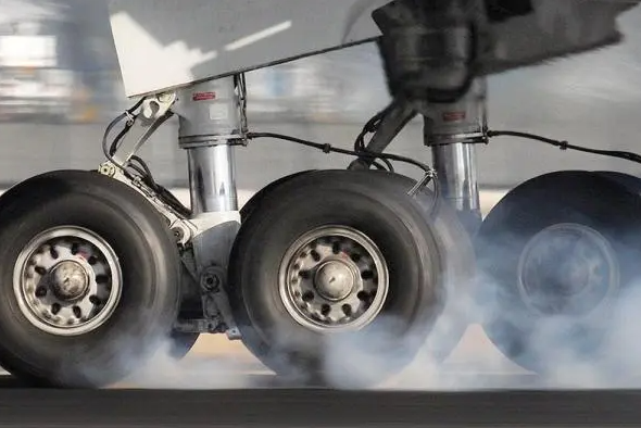 飞机轮胎为何不充满气体，飞机轮胎为何不充满气体