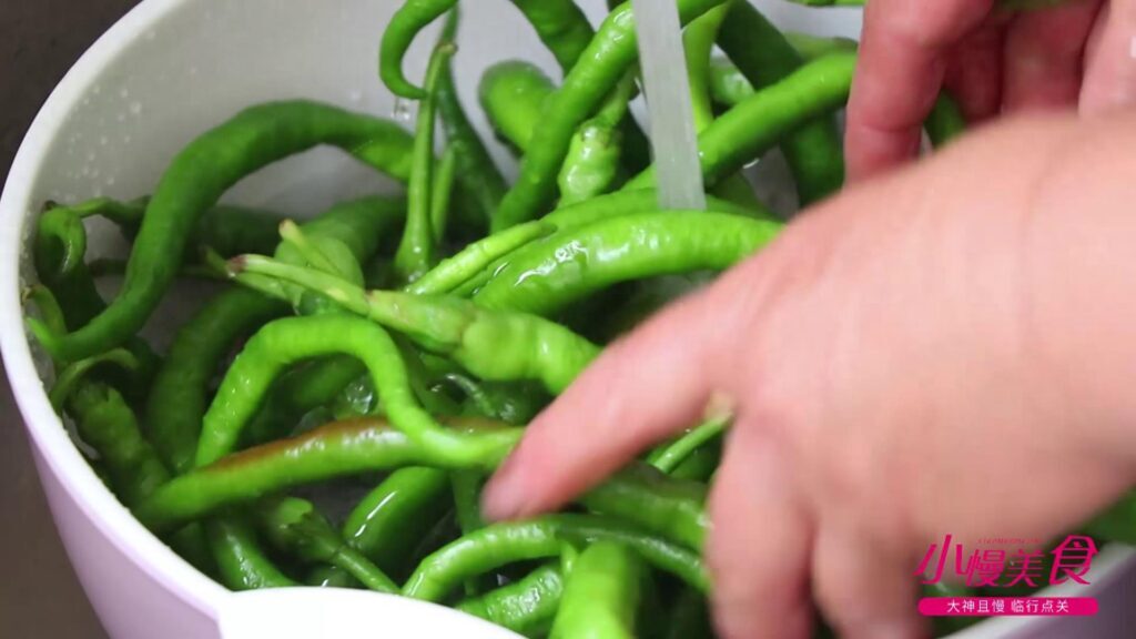 青辣椒怎么腌制好吃，家庭腌制辣椒最简单的做法