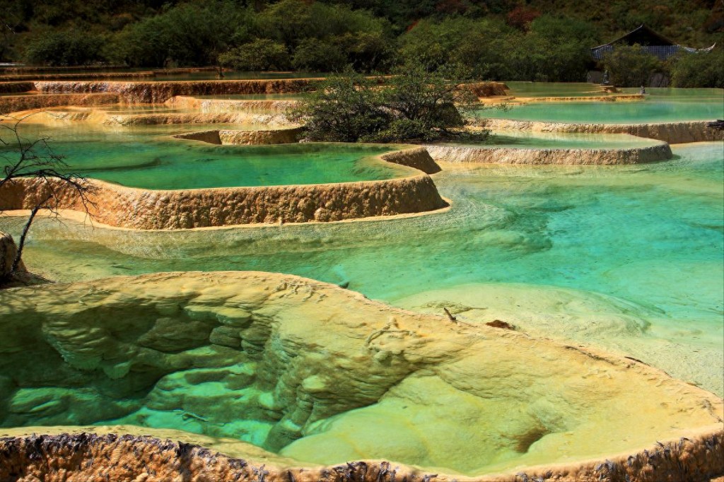 九寨沟旅游一般要多少钱，九寨沟旅游适合几月份去