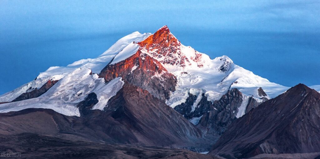 喜马拉雅山是不是空心的，喜马拉雅山是由于什么形成的