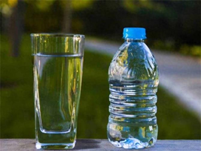 纯净水和矿泉水有什么区别，买矿泉水好还是纯净水好