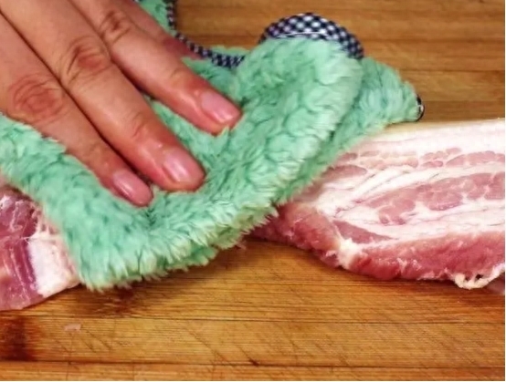 肉贩子为什么用布擦肉，肉贩用布擦猪肉原因