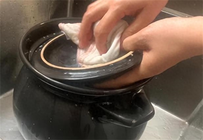 新砂锅用不用开锅，砂锅首次使用方法及保养