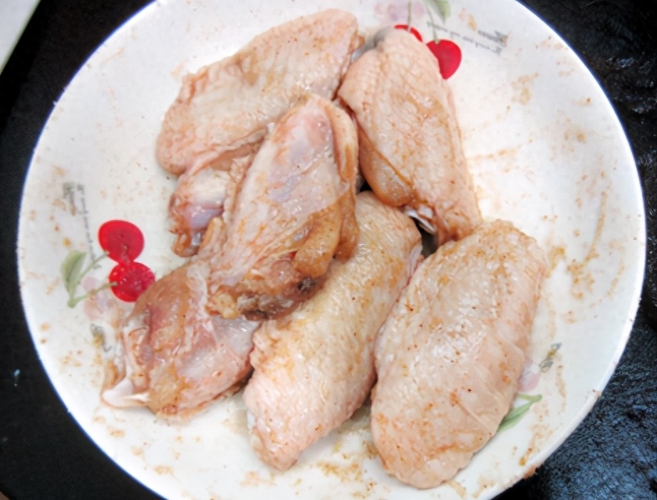 盐焗鸡翅怎么做好吃，家庭盐焗鸡翅的简单做法