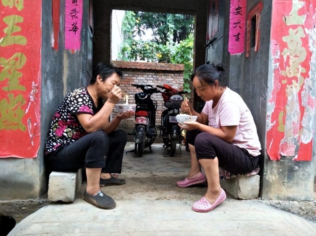为何农村人喜欢蹲家门口吃饭，坐门口吃饭好不好
