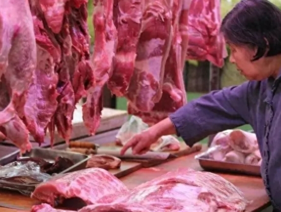 肉贩子为什么用布擦肉，肉贩用布擦猪肉原因