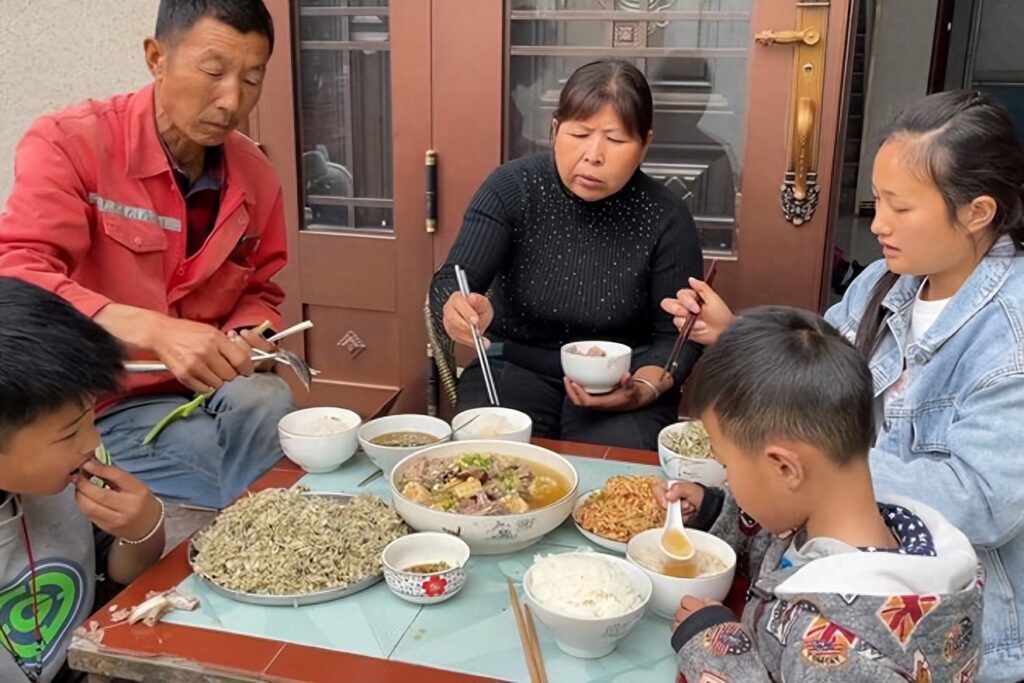 为何农村人喜欢蹲家门口吃饭，坐门口吃饭好不好