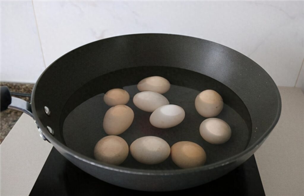 鸡蛋煮熟为什么不好剥，为什么煮出来的鸡蛋粘壳