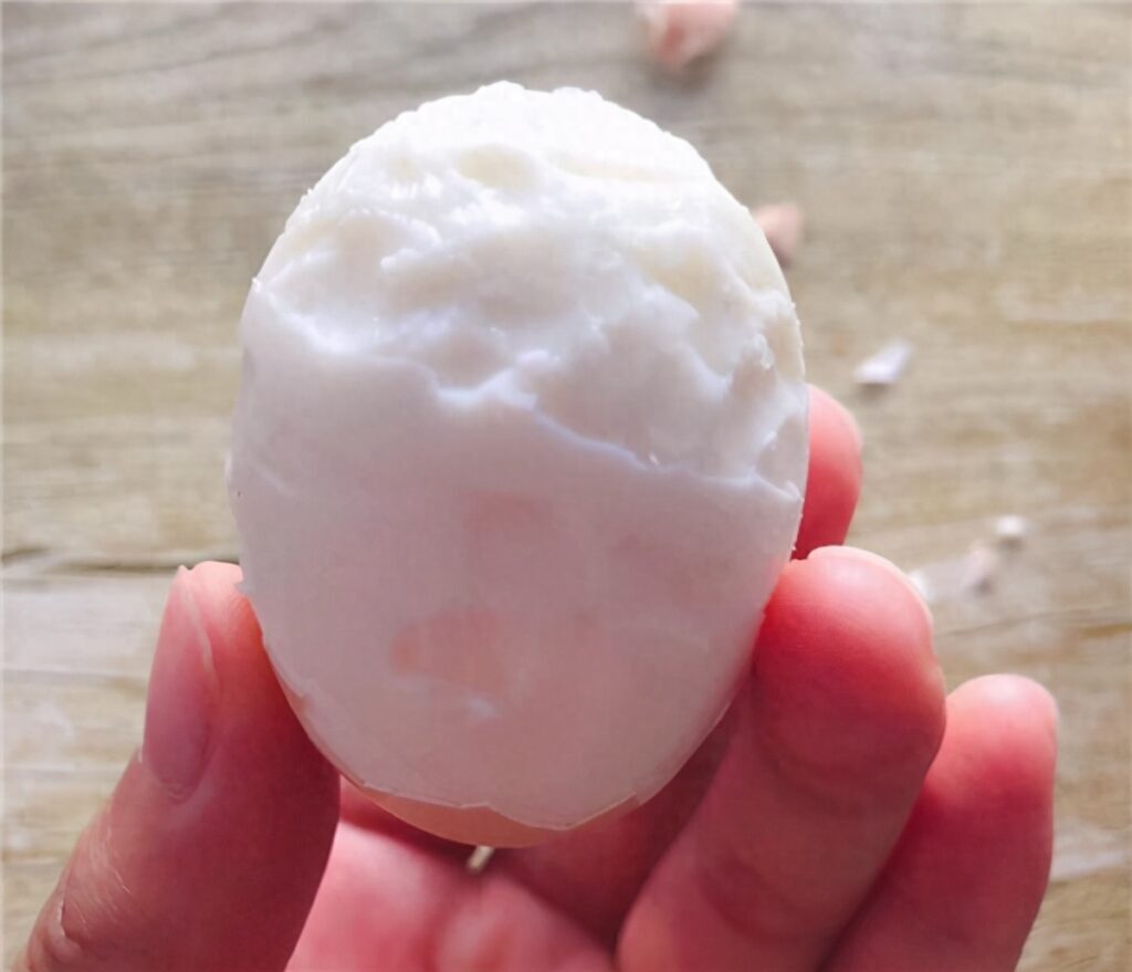 鸡蛋煮熟为什么不好剥，为什么煮出来的鸡蛋粘壳
