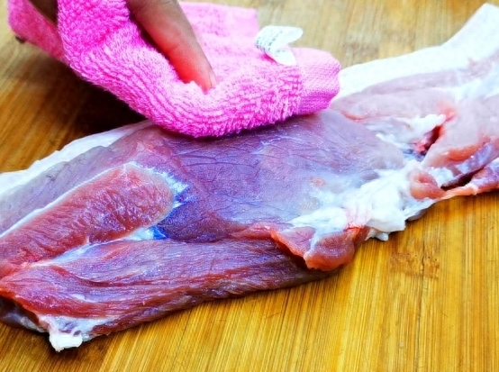 肉贩子为什么用布擦肉，肉贩用布擦猪肉原因