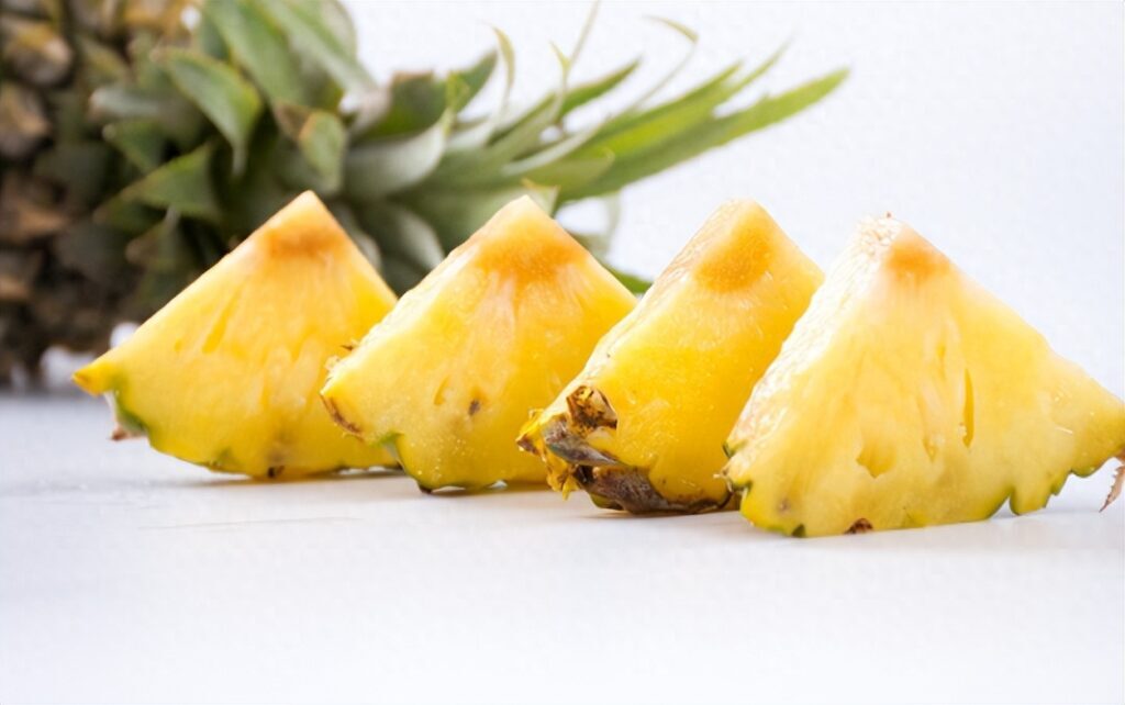 为什么菠萝吃起来刺刺的，菠萝为什么会刺舌头