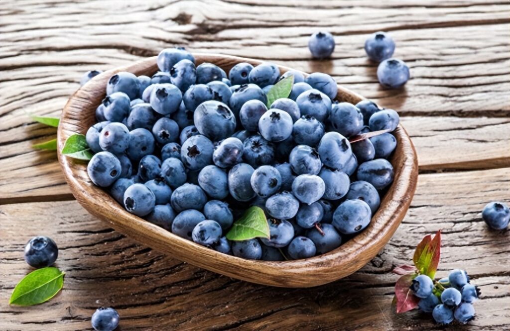 蓝莓一次吃半盒还是一盒好，蓝莓一天吃多少粒最好