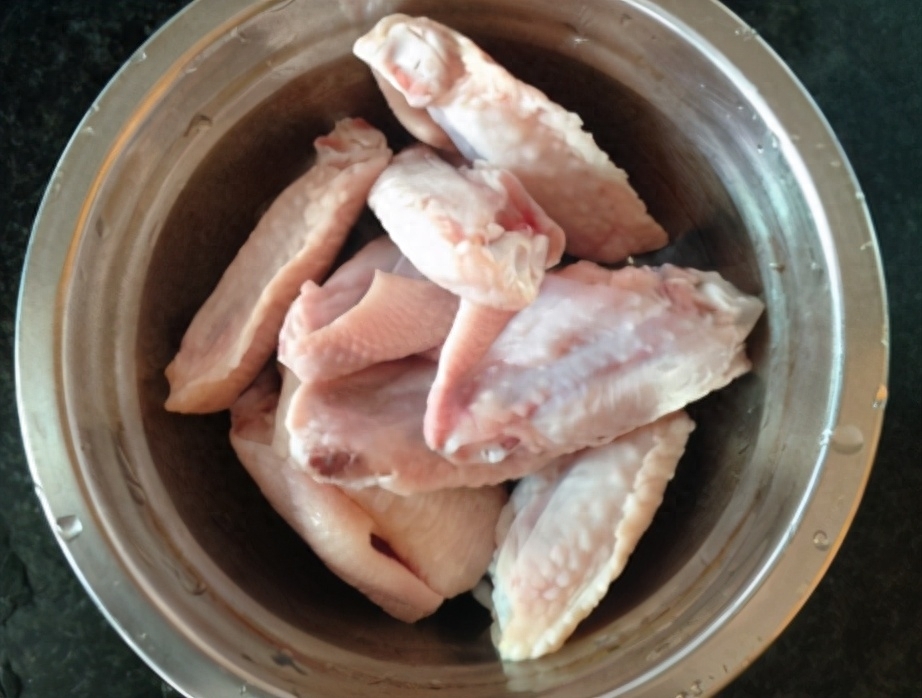 盐焗鸡翅怎么做好吃，家庭盐焗鸡翅的简单做法