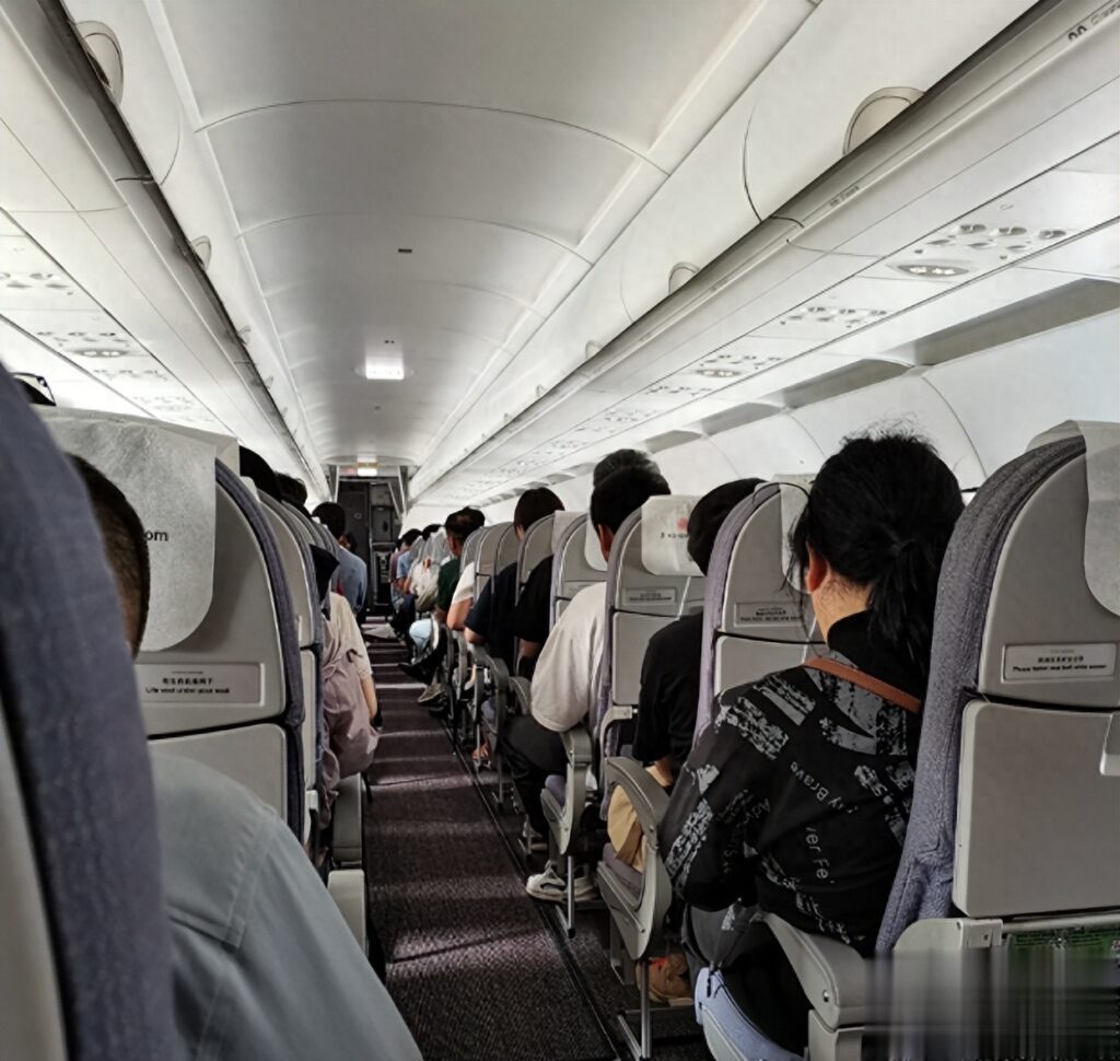 坐飞机为什么要对号入座，飞机要按照座位号么