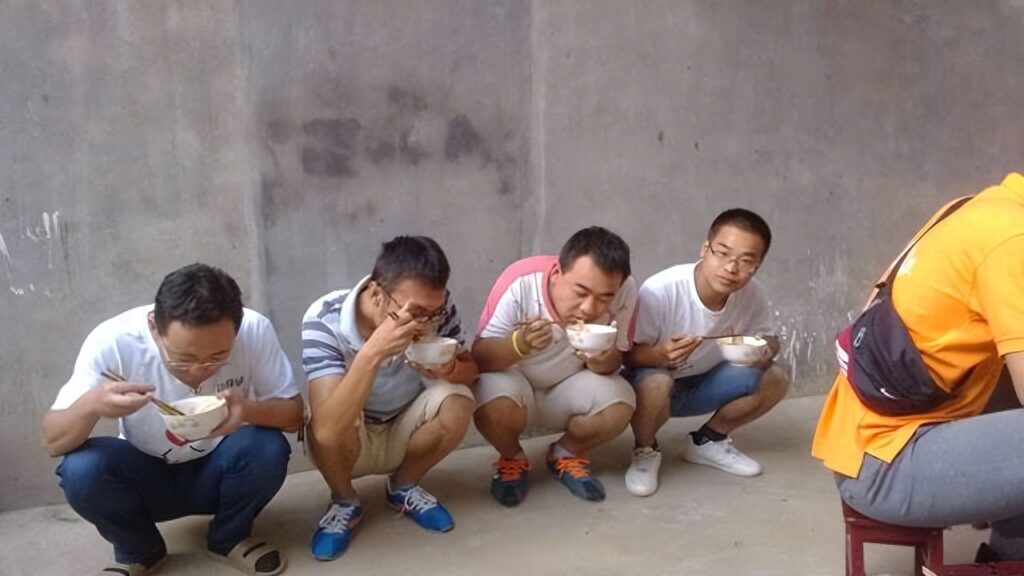 为何农村人喜欢蹲家门口吃饭，坐门口吃饭好不好