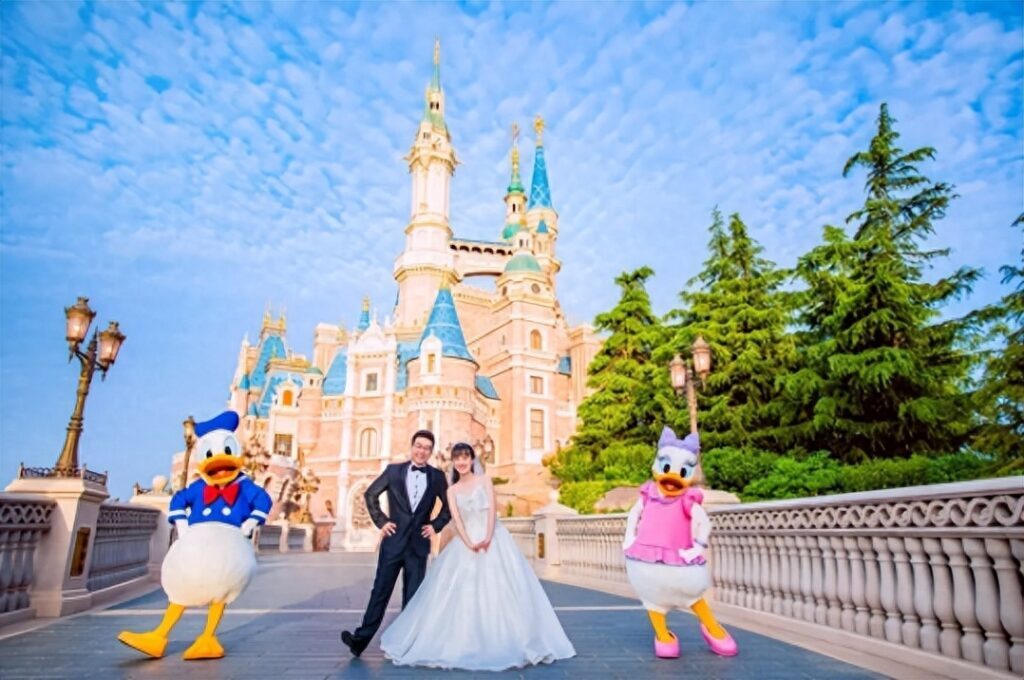 迪士尼可以穿婚纱进去吗，上海迪士尼可以拍婚纱照吗