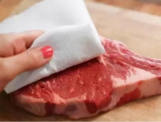 肉贩子为什么用布擦肉，肉贩用布擦猪肉原因