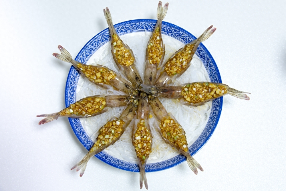 蒜蓉粉丝蒸虾怎么做好吃，虾粉丝蒜蓉最简单的做法
