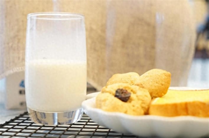 高钙牛奶和纯牛奶哪个好，高钙奶和纯牛奶有什么区别