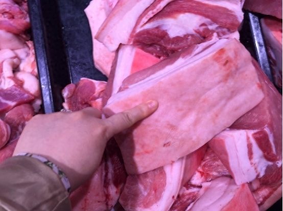 肉贩子为什么用布擦肉，肉贩用布擦猪肉原因