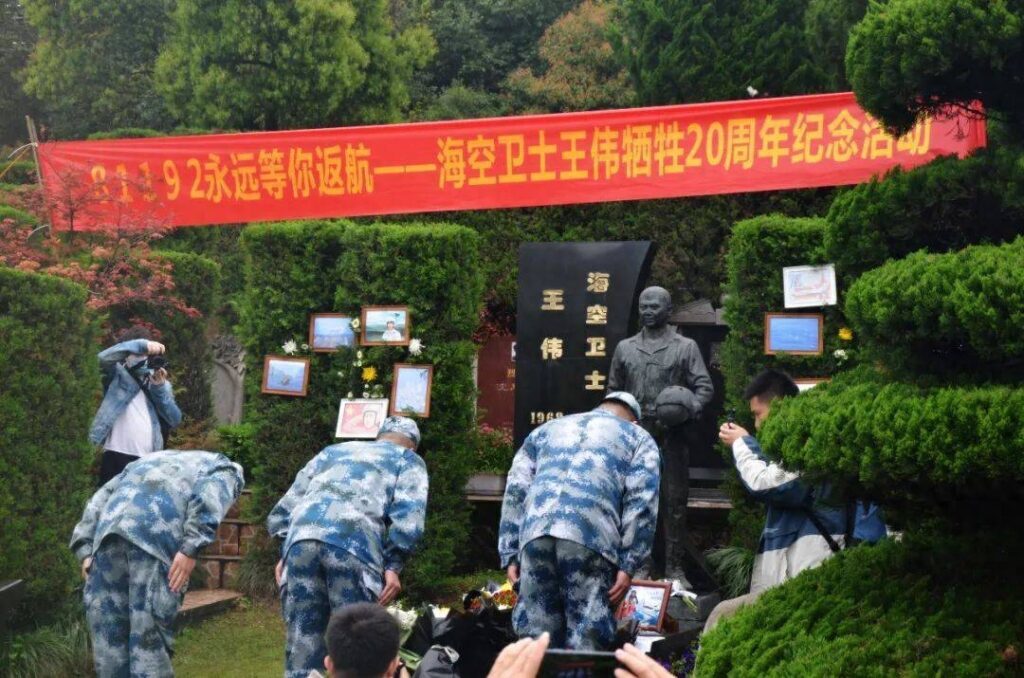 为什么飞行员都是军官，为什么飞行员的军衔都很高