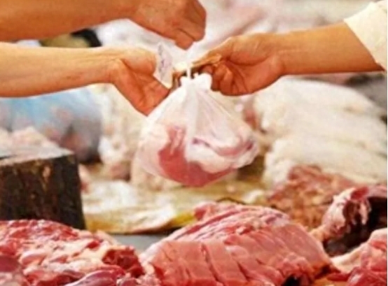 肉贩子为什么用布擦肉，肉贩用布擦猪肉原因