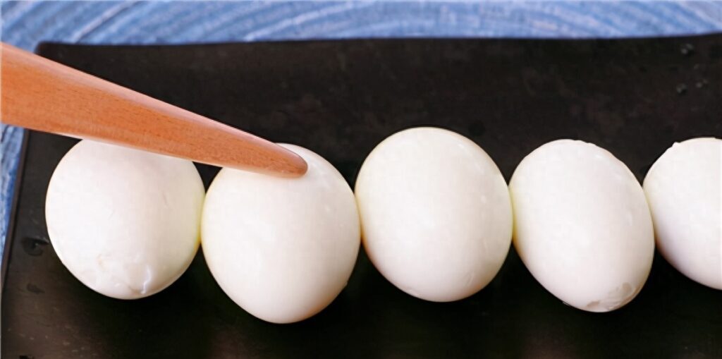 鸡蛋煮熟为什么不好剥，为什么煮出来的鸡蛋粘壳