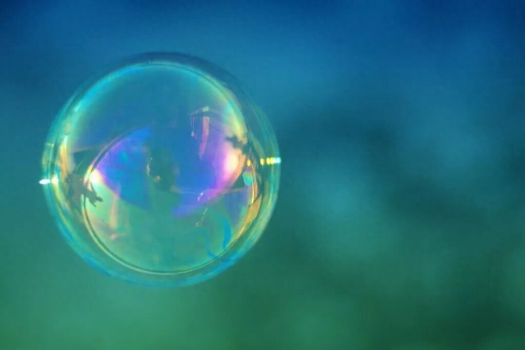 泡泡为什么绚丽多彩，泡泡五颜六色的原因