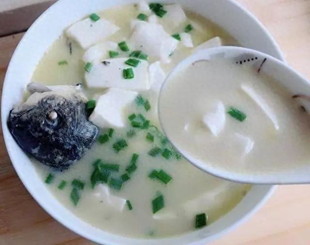 怎样做鲫鱼汤才能发白，奶白色鲫鱼汤的做法窍门