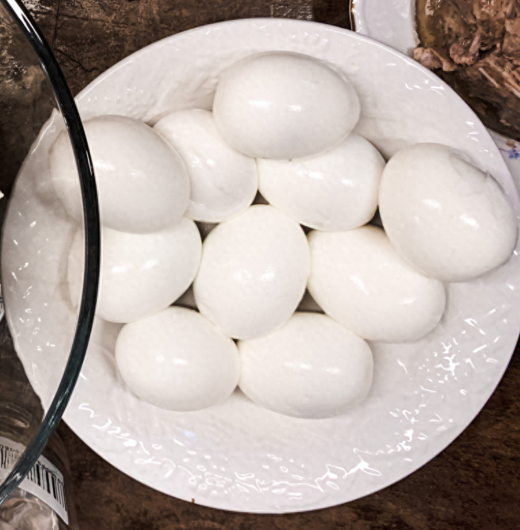 为什么有的水煮蛋不好剥，水煮蛋难剥是因为不新鲜吗