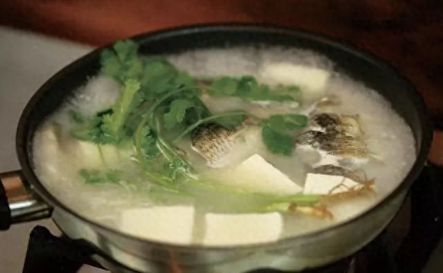 怎样做鲫鱼汤才能发白，奶白色鲫鱼汤的做法窍门