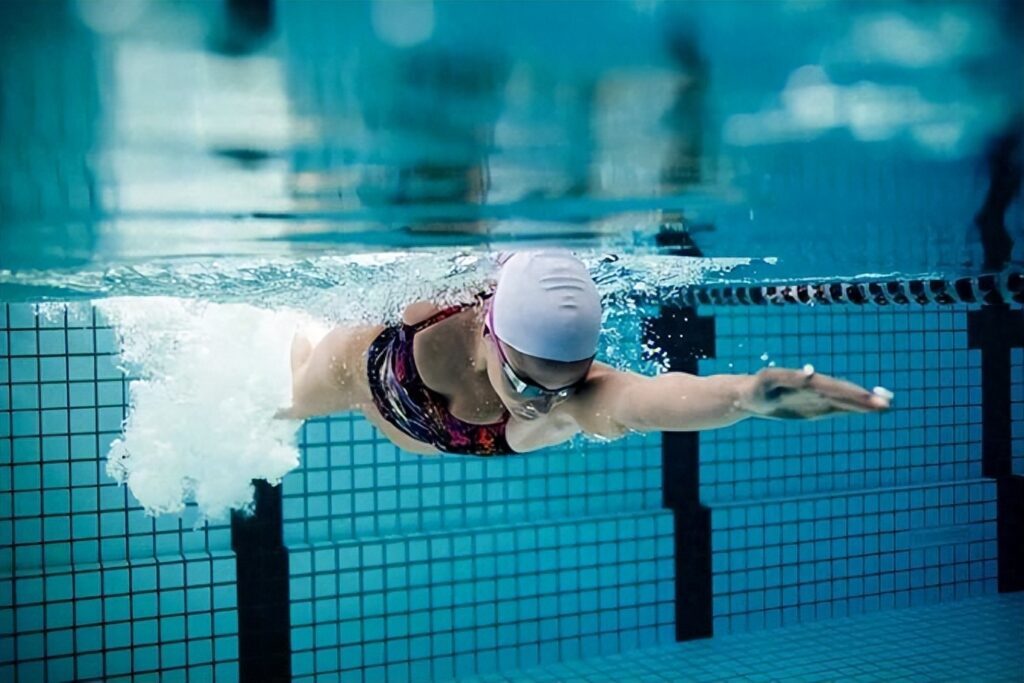 游泳多长时间达到减脂效果，游泳游多久才能减肥