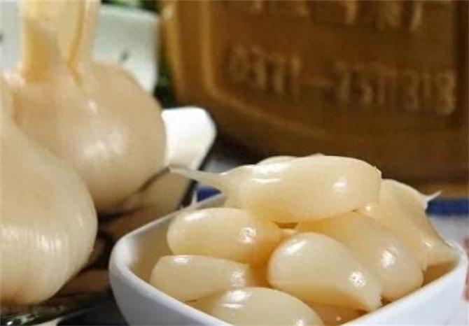 白醋泡大蒜怎么做，醋大蒜的正确腌制方法
