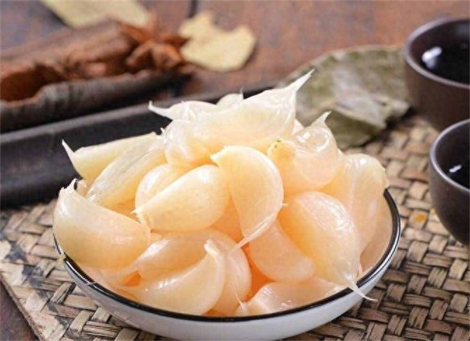 白醋泡大蒜怎么做，醋大蒜的正确腌制方法