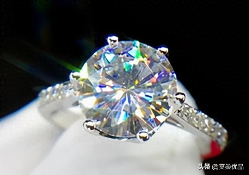 合成碳硅石戒指是什么，合成碳硅石戒指多少钱