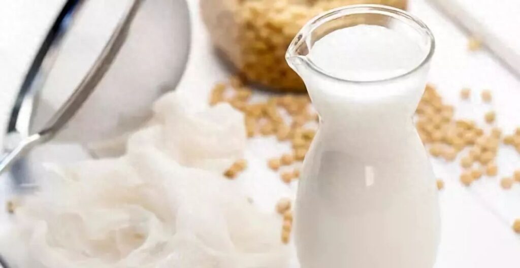 牛奶和豆奶哪个更有营养，喝豆奶好还是牛奶好