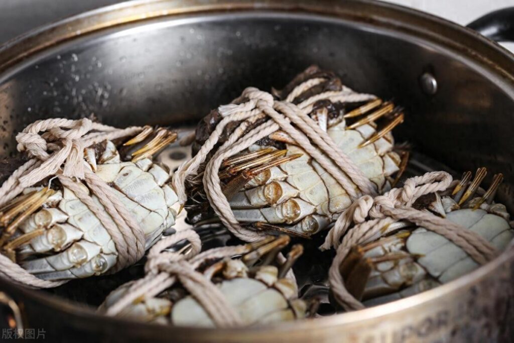 蒸螃蟹时用热水还是冷水，怎么做蒸螃蟹