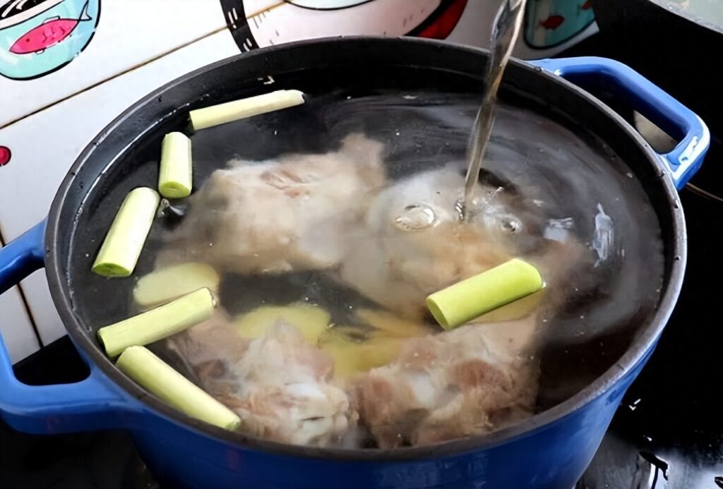 骨头汤怎么熬煮更浓，熬大骨头汤的正确方法