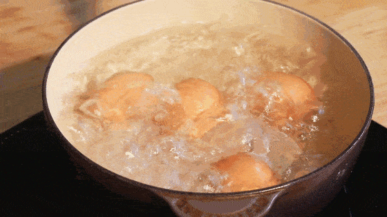 为什么有的水煮蛋不好剥，水煮蛋难剥是因为不新鲜吗