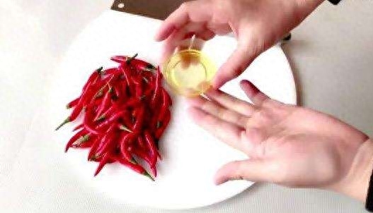 切菜辣椒辣手怎么办，缓解辣椒灼伤的方法